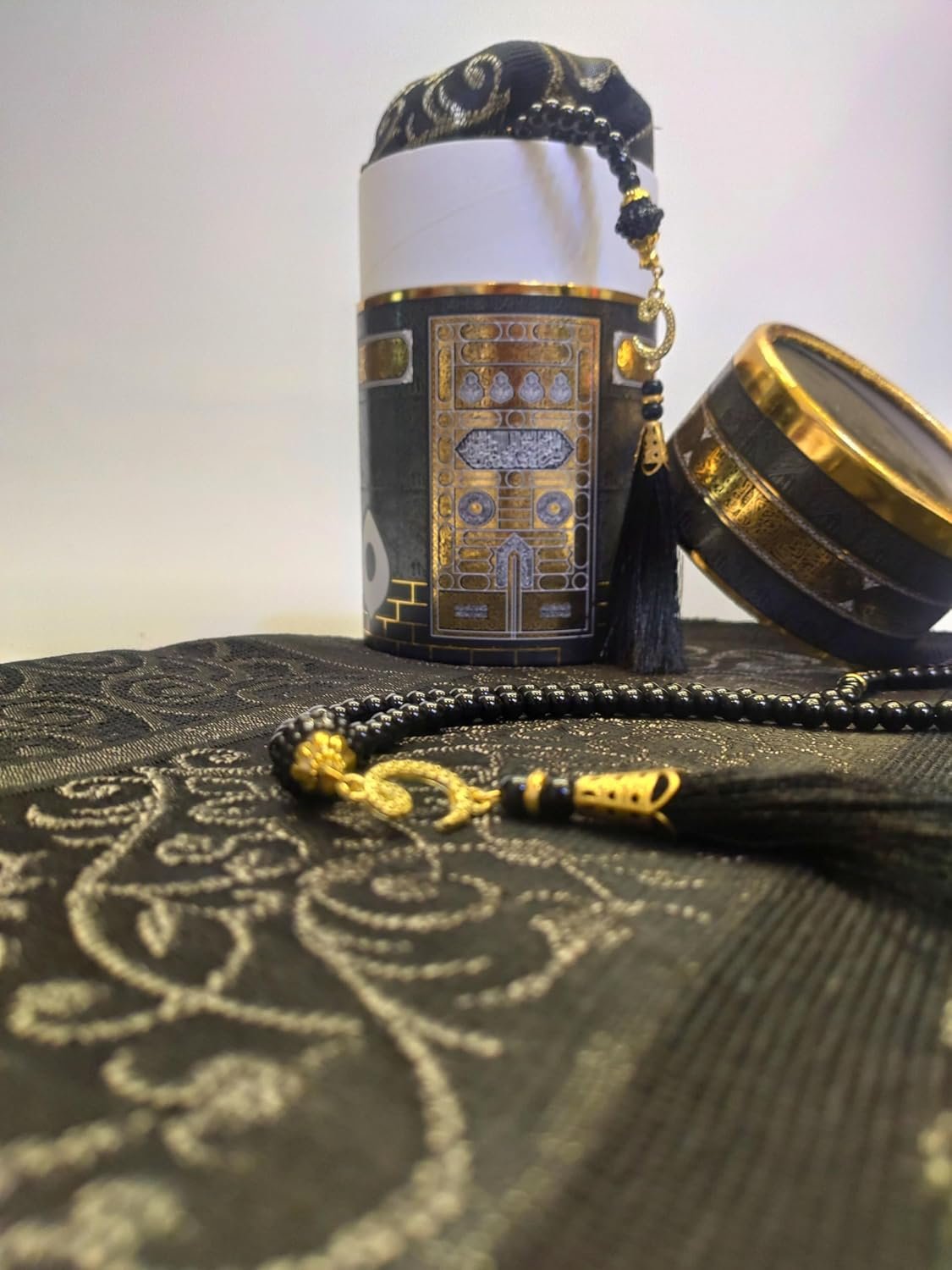 Muslim Prayer Rug and Prayer Beads with Elegant Design Cylinder Gift Box, Janamaz, Sajadah, Soft Islamic Gifts Set, Carpet Mat, Taffeta Fabric (Black)