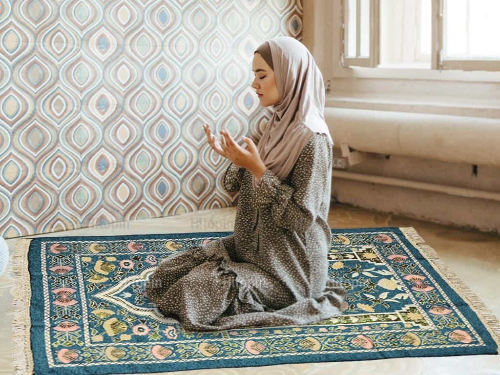 Green 2’4″ x 3’7″ Square Muslim Prayer Rug, with Elegant Design Bags, Soft, Non-Slip, Stable, Perfect for Prayer, Ramadan, Eid al Fitr, Gift